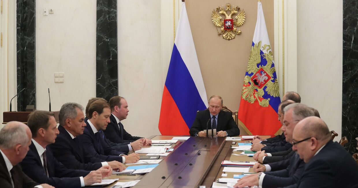 Президент РФ Владимир Путин проводит заседание комиссии по вопросам военно-технического сотрудничества России с иностранными государствами. 7 ноября 2017