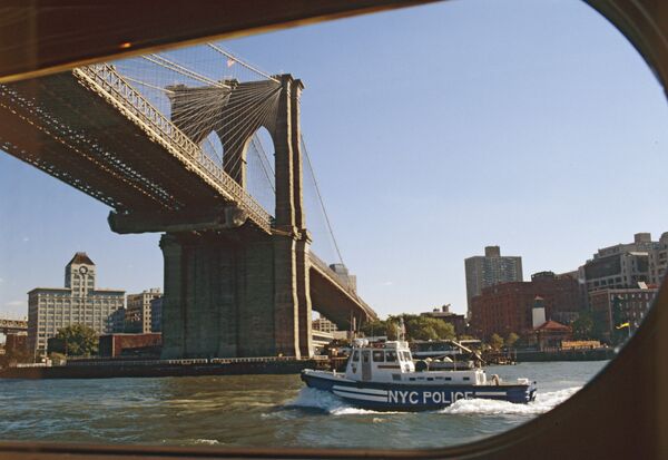 Бруклинский мост соединяет острова Манхэттен и Лонг-Айленд