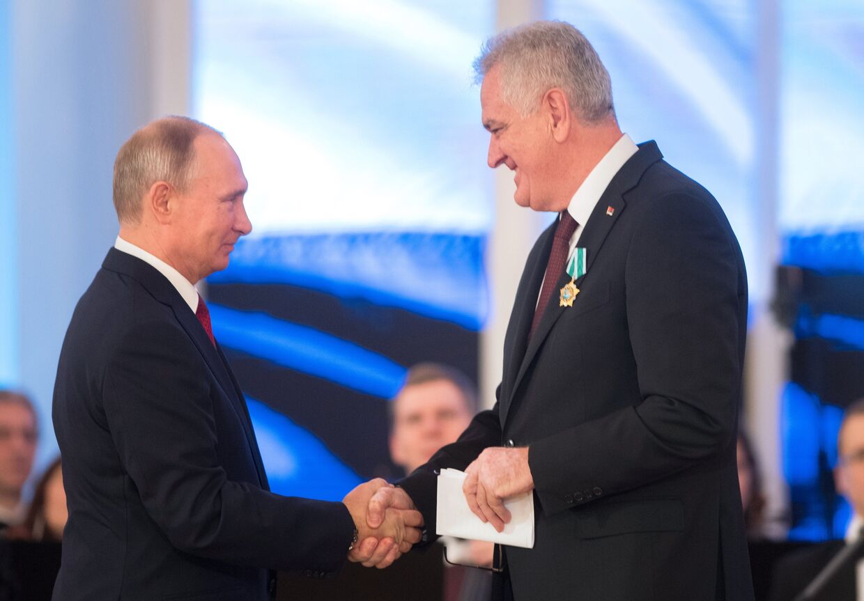 Президент РФ Владимир Путин и награжденный орденом Дружбы бывший президент Республики Сербии Томислав Николич. 4 ноября 2017
