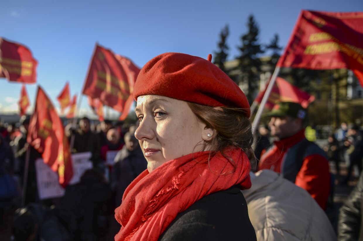 Участница митинга в честь 100-летия Великой Октябрьской социалистической революции у Финляндского вокзала в Санкт-Петербурге. 7 ноября 2017