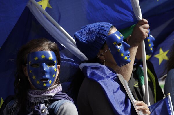Противники Brexit во время акции протеста у здания парламента в Лондоне Противники Brexit во время акции протеста у здания парламента в Лондоне