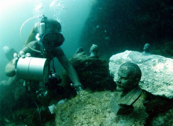 Ленин в подводном музее у побережья мыса Тарханкут в Крыму