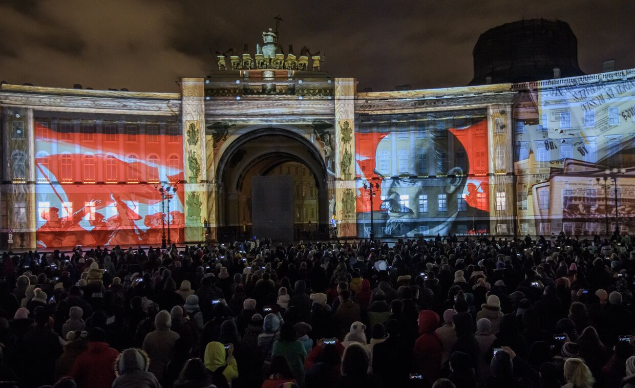 Зрители смотрят мультимедийный спектакль 1917 на фестивале света на Дворцовой площади в Санкт-Петербурге. 4 ноября 2017