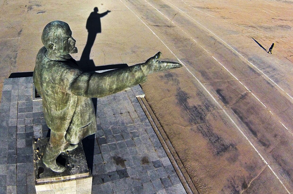 Памятник Владимиру Ленину на арендуемом Россией космодроме Байконур в Казахстаненин