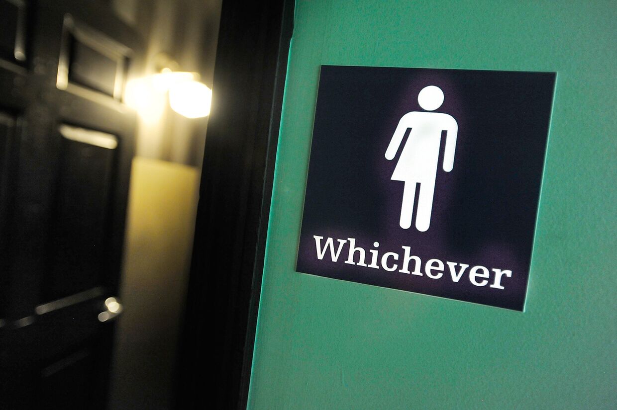 Гендерно-нейтральный знак при входе в туалет
