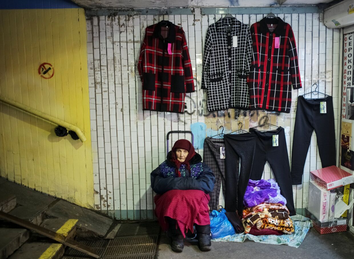 Нелегальная торговля в подземном переходе в Киеве