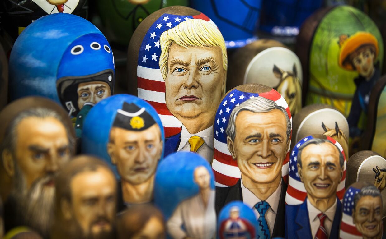 Мировые лидеры в виде традиционных русских матрешек в сувенирном магазине