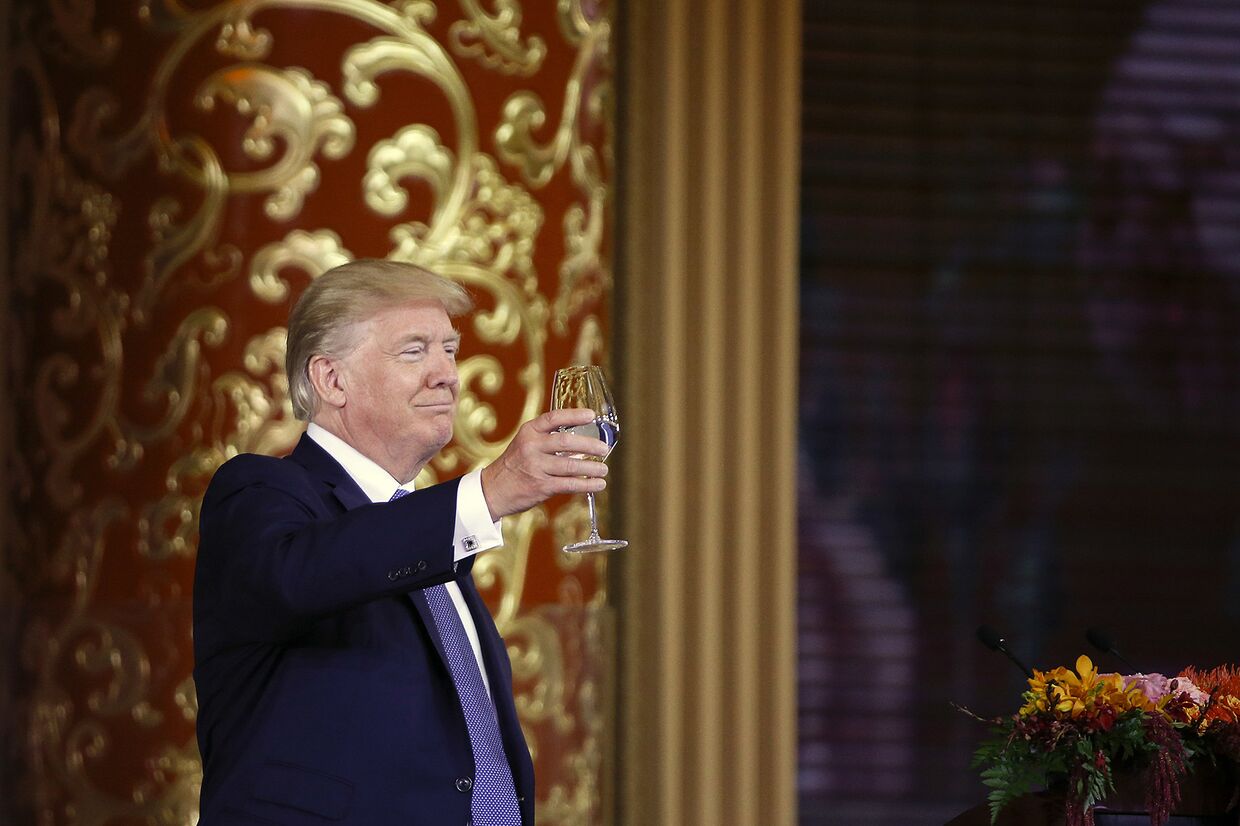 Президент США Дональд Трамп во воемя официального ужина в Пекине