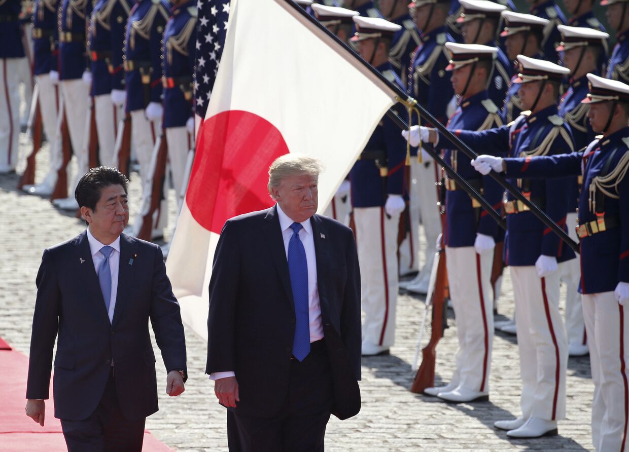 Президент США Дональд Трамп и премьер-министр Японии Синдзо Абэ в Токио, Япония. 6 ноября 2017