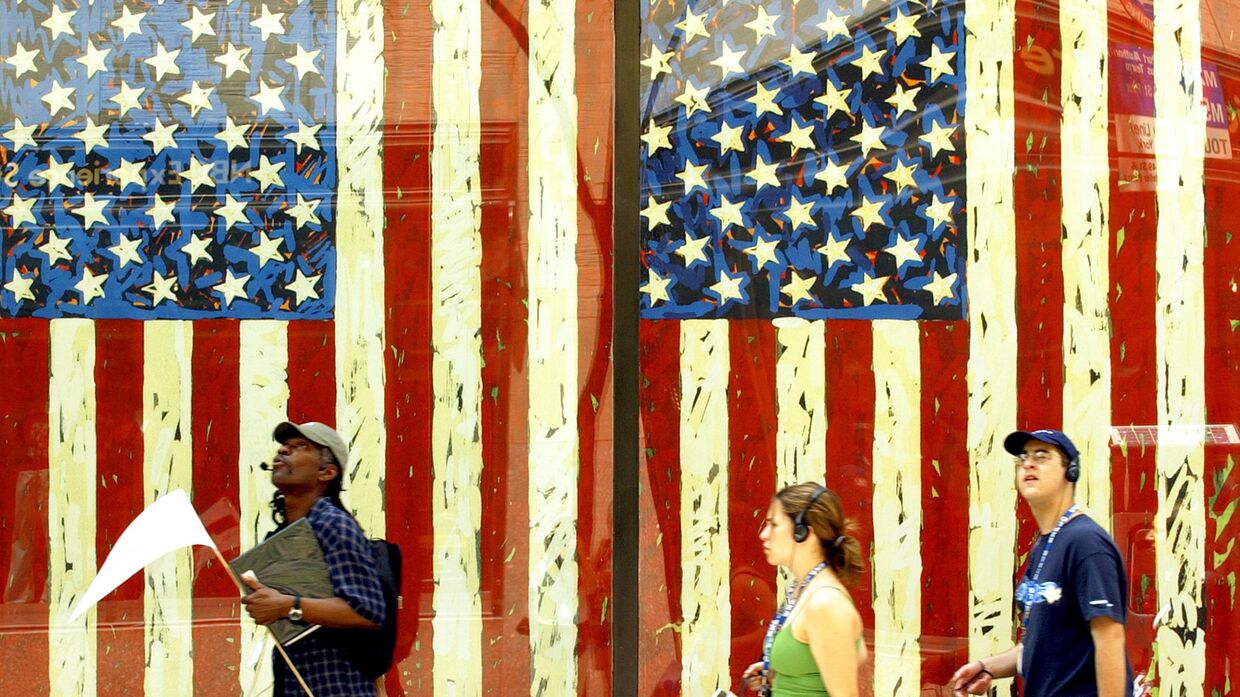 Люди на фоне американского флага. Архивное фото