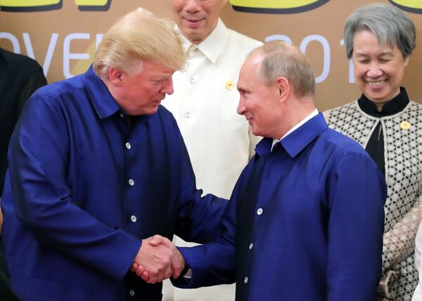 Владимир Путин и Дональд Трамп на саммите АТЭС во Вьетнаме. 10 ноября 2017 Владимир Путин и Дональд Трамп на саммите АТЭС во Вьетнаме. 10 ноября 2017