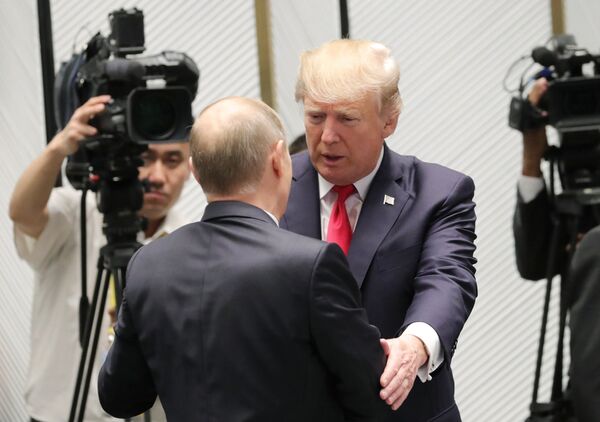 Президент США Дональд Трамп и президент РФ Владимир Путин перед рабочим заседанием лидеров экономик форума Азиатско-Тихоокеанского экономического сотрудничества. 11 ноября 2017 Президент США Дональд Трамп и президент РФ Владимир Путин перед рабочим заседанием лидеров экономик форума Азиатско-Тихоокеанского экономического сотрудничества. 11 ноября 2017