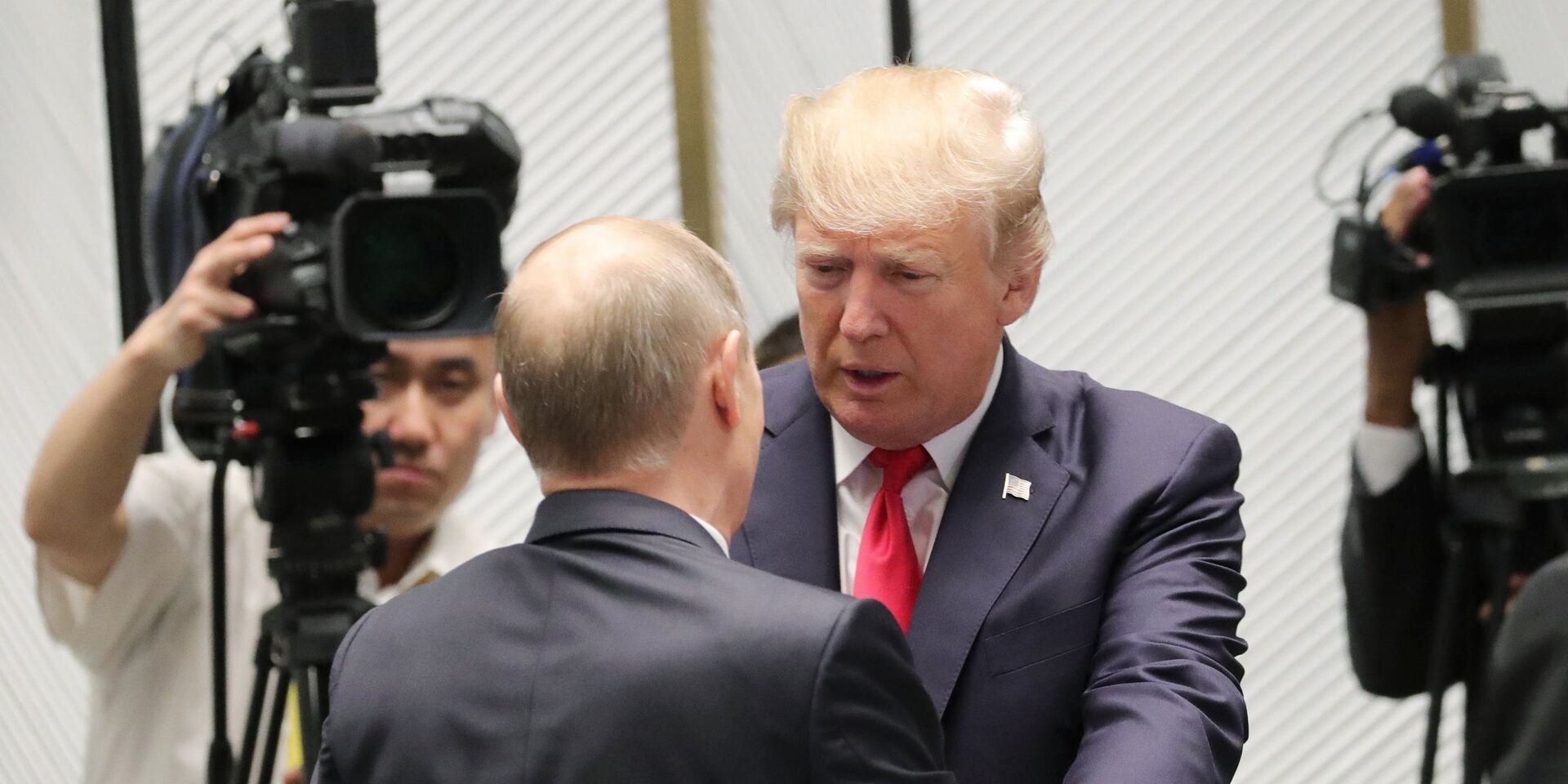 Президент США Дональд Трамп и президент РФ Владимир Путин перед рабочим заседанием лидеров экономик форума Азиатско-Тихоокеанского экономического сотрудничества. 11 ноября 2017 - ИноСМИ, 1920, 18.07.2025