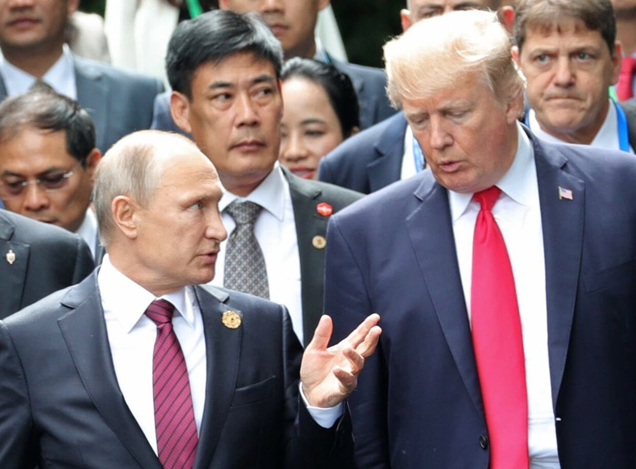 Президент РФ Владимир Путин и президент США Дональд Трамп перед рабочим заседанием лидеров экономик форума Азиатско-Тихоокеанского экономического сотрудничества. 11 ноября 2017