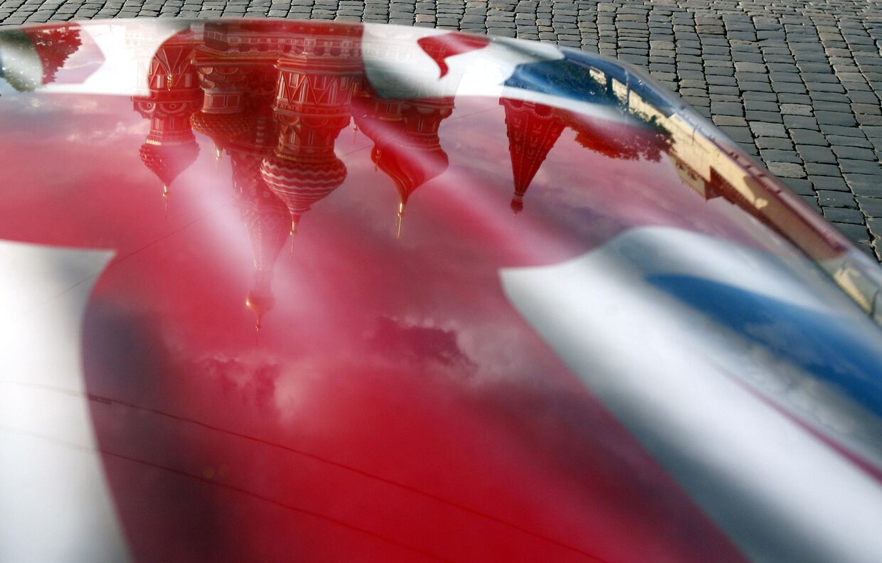 Автомобиль с флагом Великобритании возле собора Василия Блаженного в Москве
