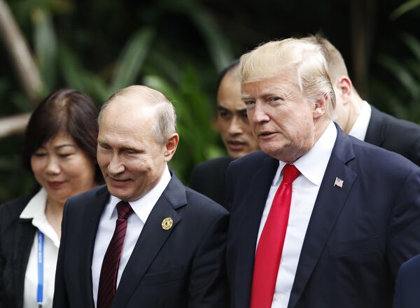 Президент России Владимир Путин и президент США Дональд Трамп на саммите АТЭС во Вьетнаме. 11 ноября 2017 Президент России Владимир Путин и президент США Дональд Трамп на саммите АТЭС во Вьетнаме. 11 ноября 2017