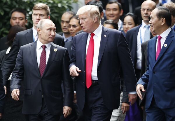 Президент России Владимир Путин и президент США Дональд Трамп на саммите АТЭС во Вьетнаме. 11 ноября 2017 Президент России Владимир Путин и президент США Дональд Трамп на саммите АТЭС во Вьетнаме. 11 ноября 2017