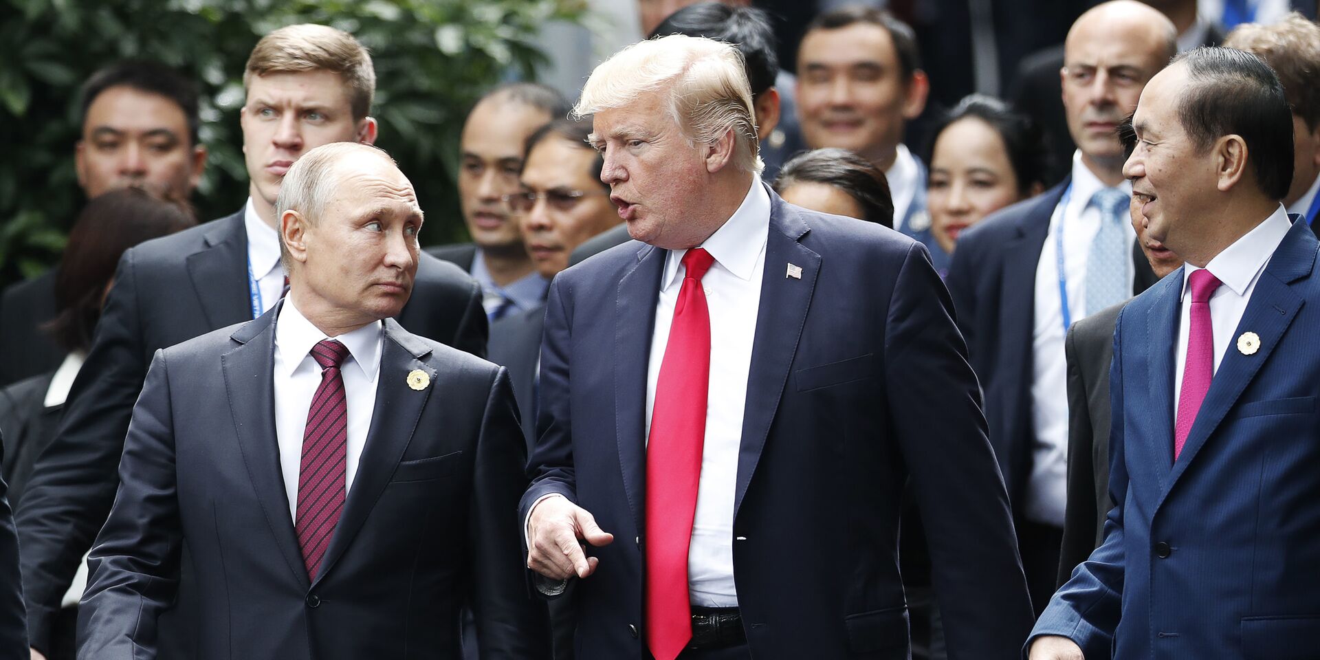 Президент России Владимир Путин и президент США Дональд Трамп на саммите АТЭС во Вьетнаме. 11 ноября 2017 - ИноСМИ, 1920, 13.08.2025