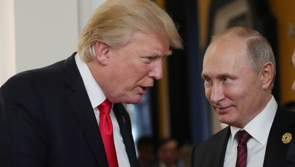 Президент РФ Владимир Путин и президент США Дональд Трамп в перерыве рабочего заседания на саммите АТЭС Президент РФ Владимир Путин и президент США Дональд Трамп в перерыве рабочего заседания на саммите АТЭС