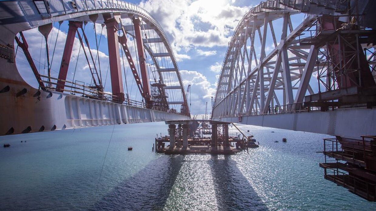 Завершённые работы по установка автодорожной арки Крымского моста. 13 октября 2017