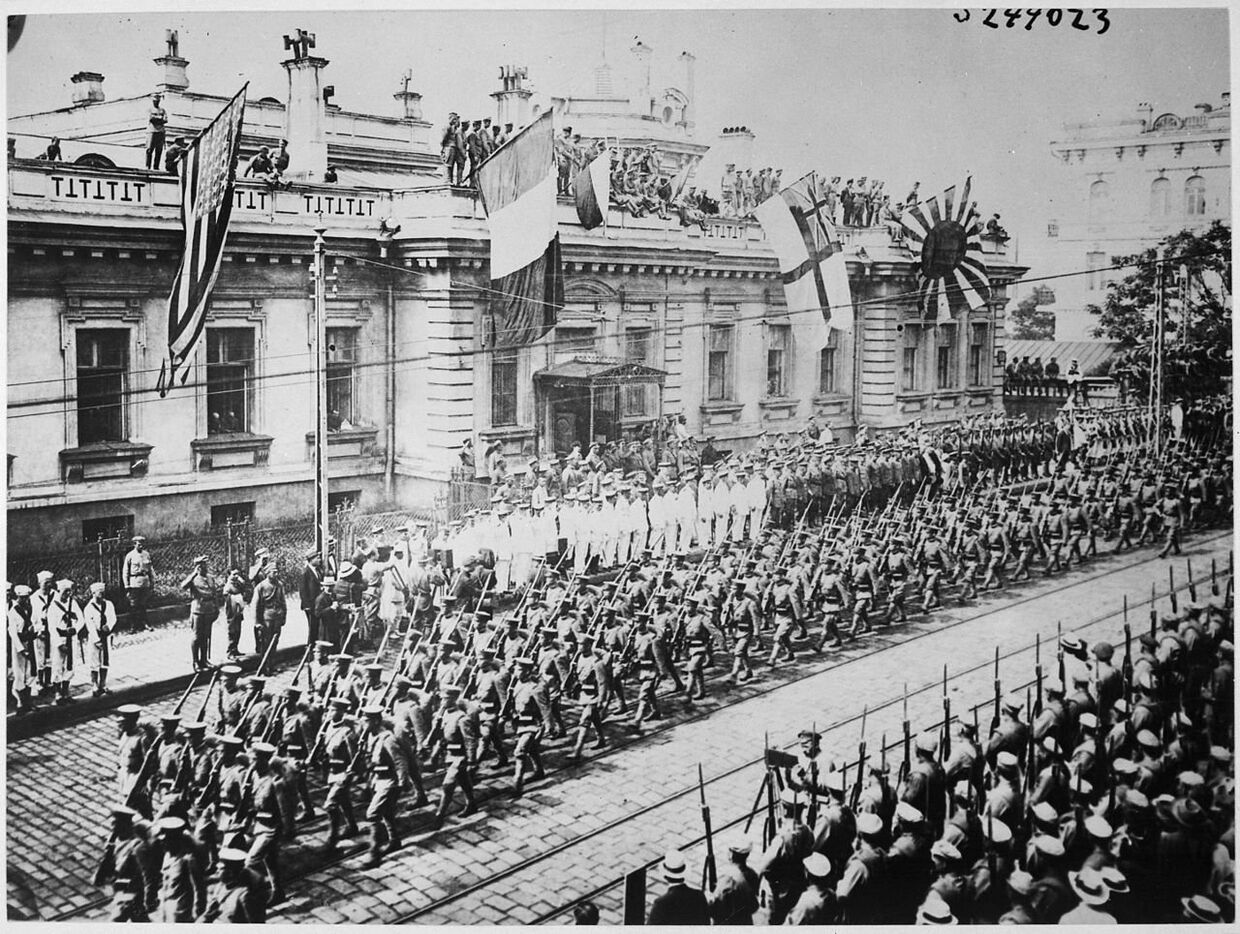 Солдаты и моряки из разных стран на построении перед зданием штаб-квартиры союзников во Владивостоке в 1918 году