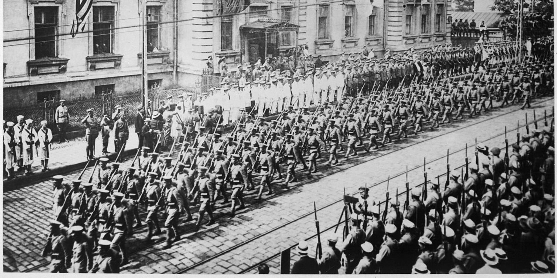 Солдаты и моряки из разных стран на построении перед зданием штаб-квартиры союзников во Владивостоке в 1918 году - ИноСМИ, 1920, 30.05.2022