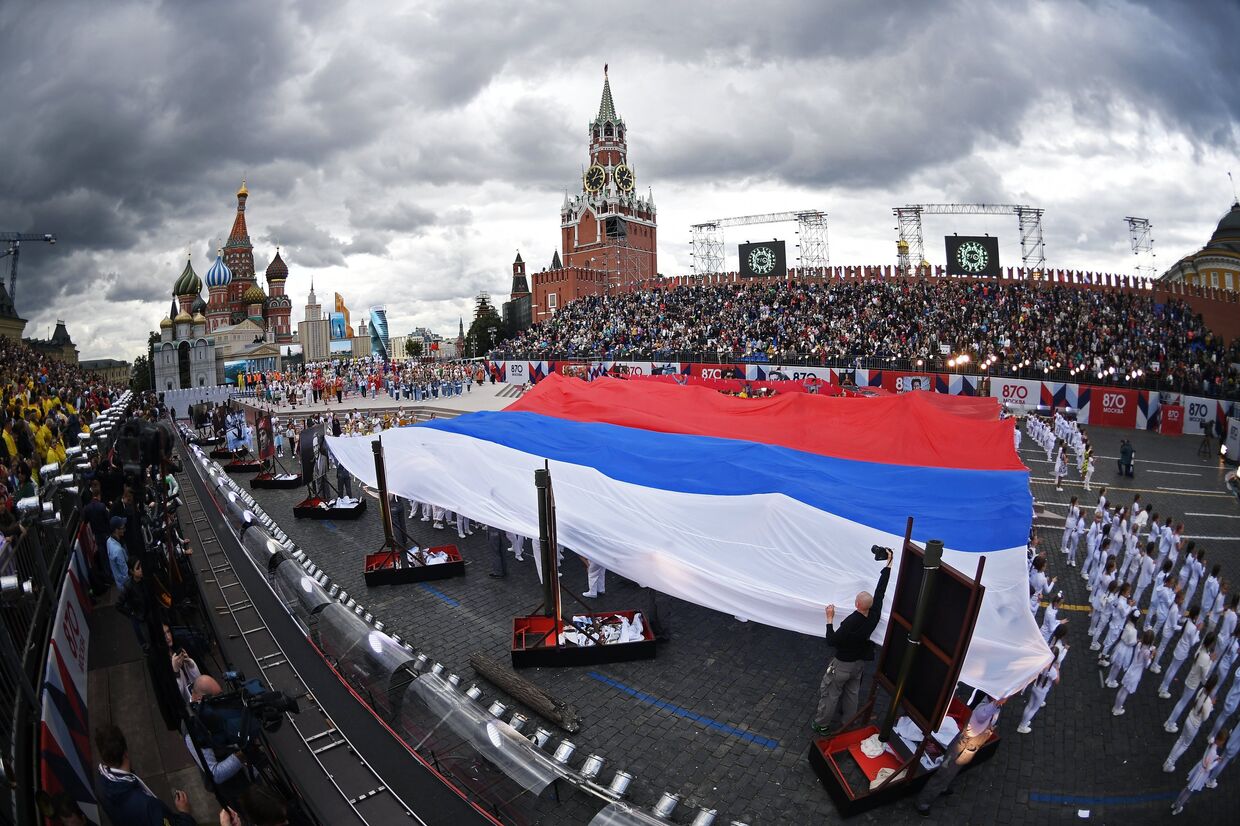 Флаг Российской Федерации на церемонии открытия Дня города на Красной площади в Москве. 9 сентября 2017