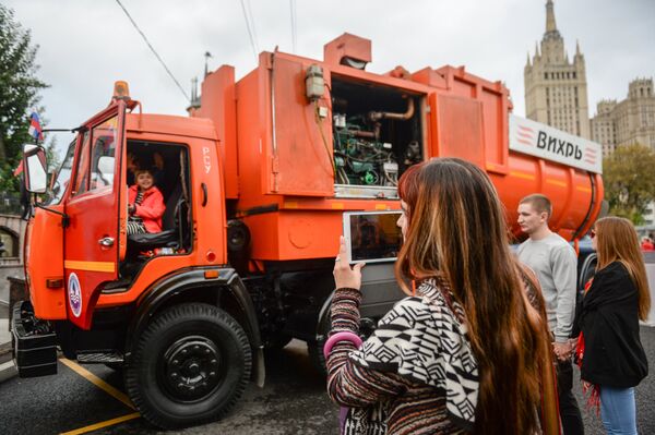 Посетители на выставке спецтехники на Красной Пресне во время Первого московского парада городской техники Посетители на выставке спецтехники на Красной Пресне во время Первого московского парада городской техники