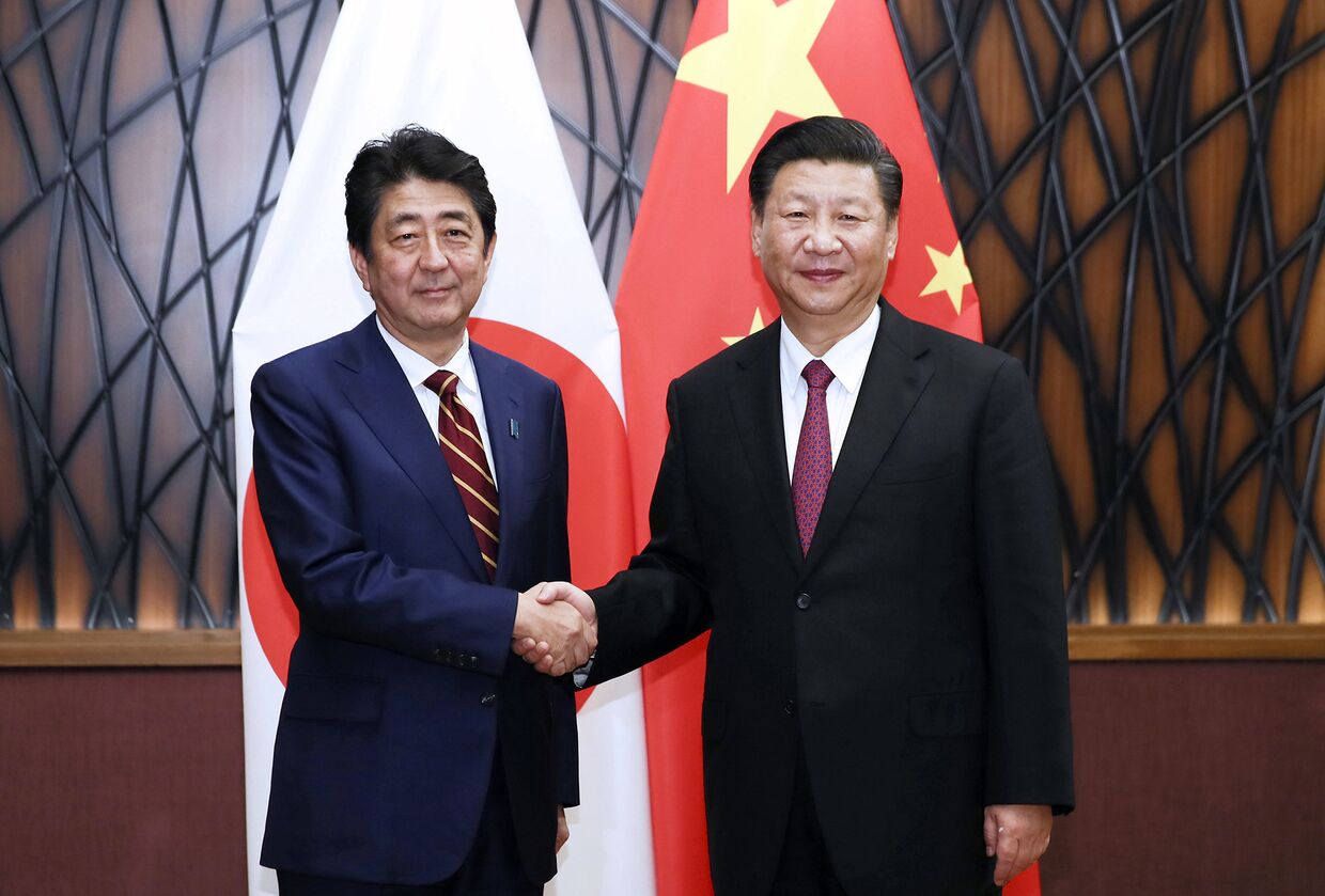 Председатель КНР Си Цзиньпин и премьер-министр Японии Синдзо Абэ в Дананг