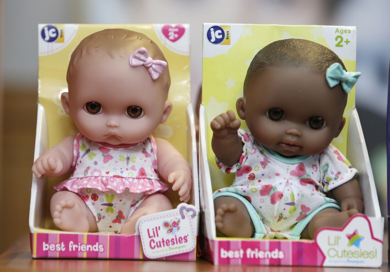 Куклы в детском магазине в Бостоне, США