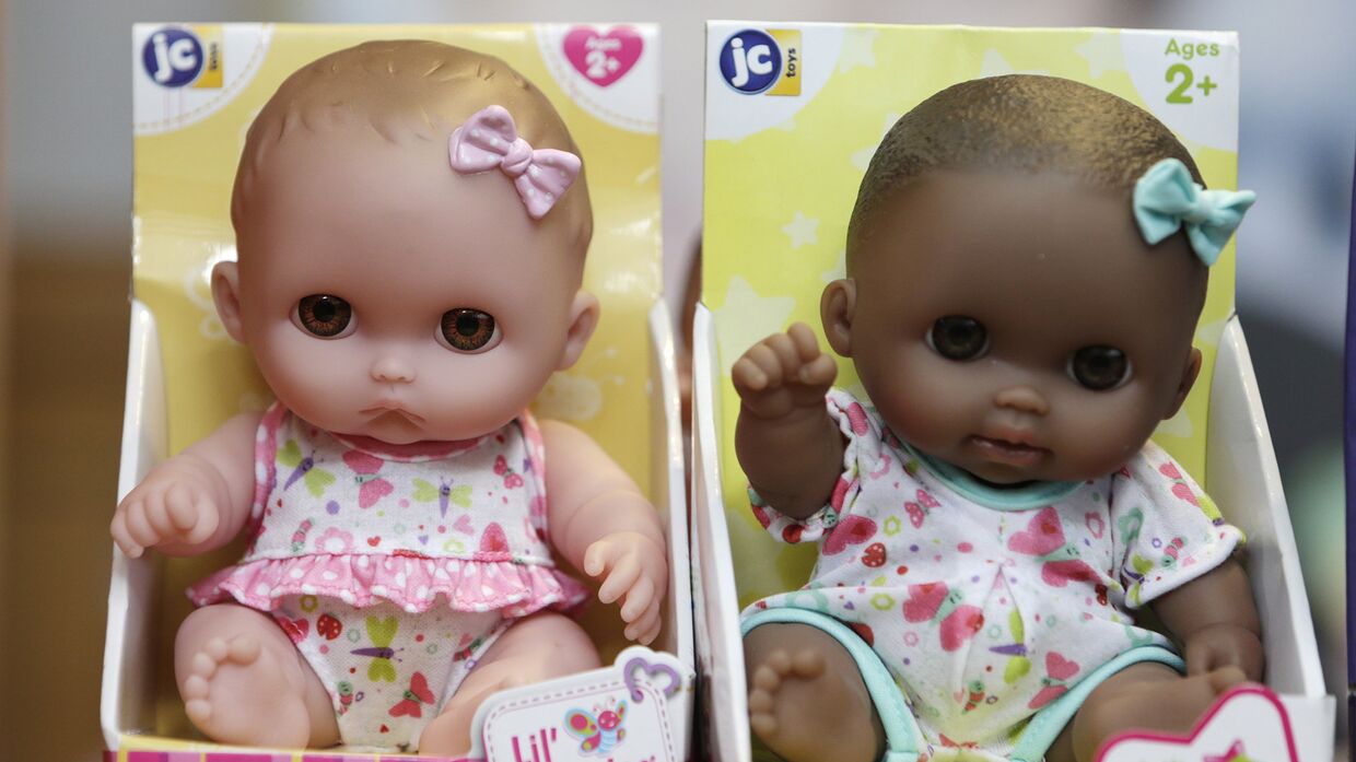 Куклы в детском магазине в Бостоне, США