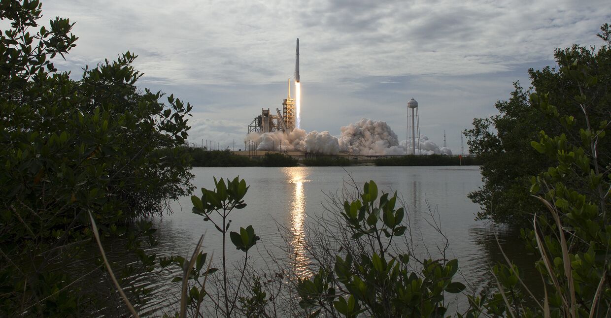 Старт ракеты Falcon 9 с космодрома на мысе Канаверал