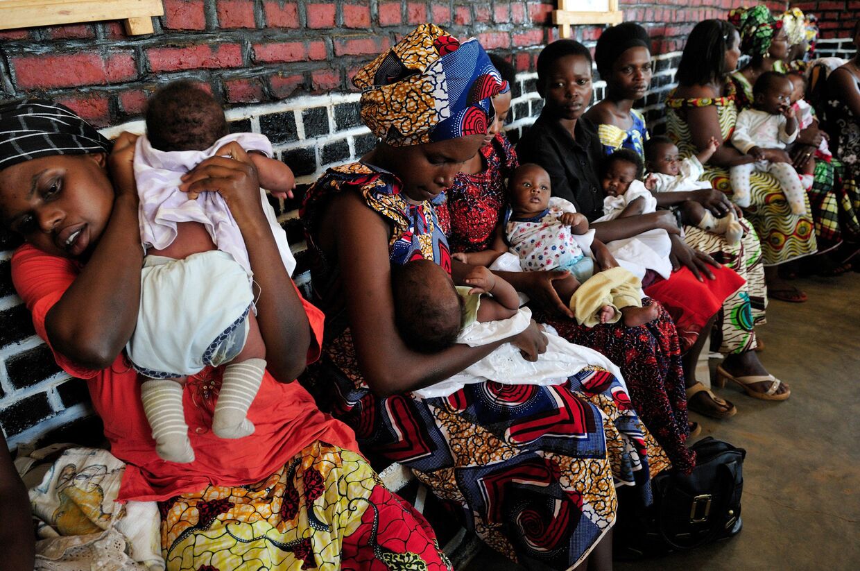 Вакцинация детей в медицинском центре в Руанде