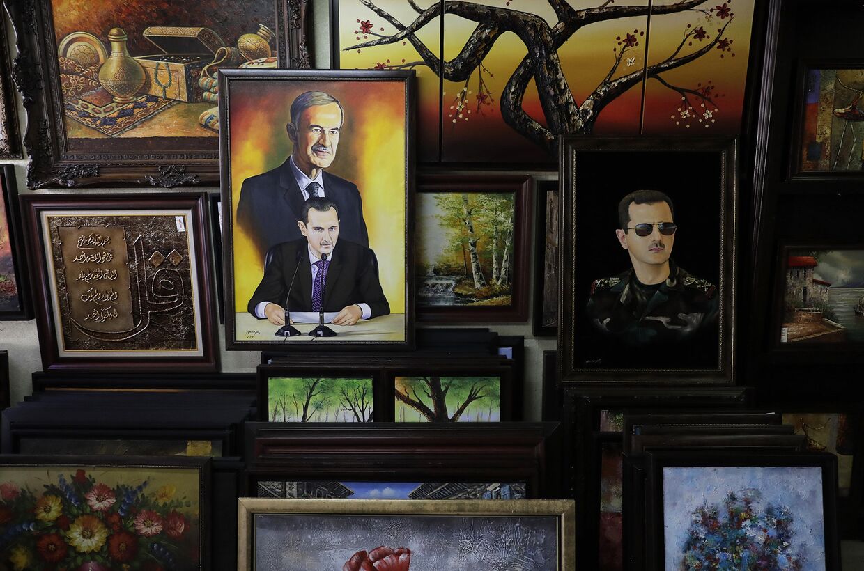 Картина, изображающая президента Сирии Башара Асада и его покойного отца Хафеза Асада