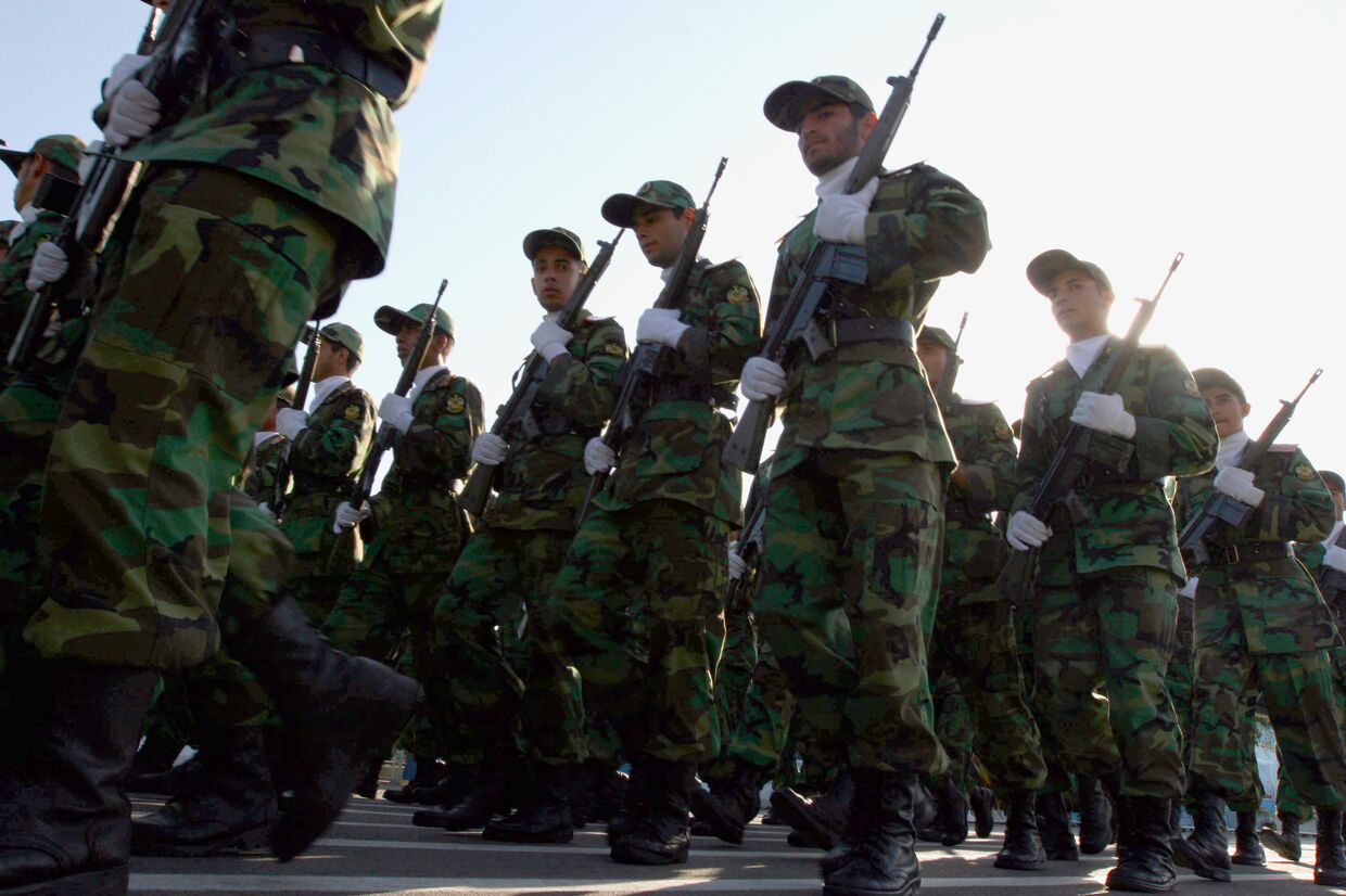 Солдаты Корпуса стражи исламской революции (КСИР) во время военного парада в Тегеране