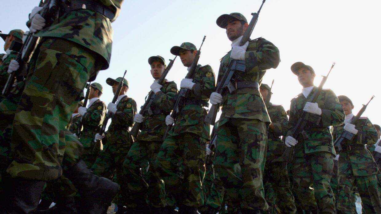 Солдаты Корпуса стражи исламской революции (КСИР) во время военного парада в Тегеране 