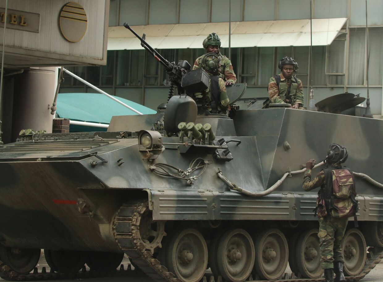 Военная техника в районе парламента в столице Зимбабве Хараре