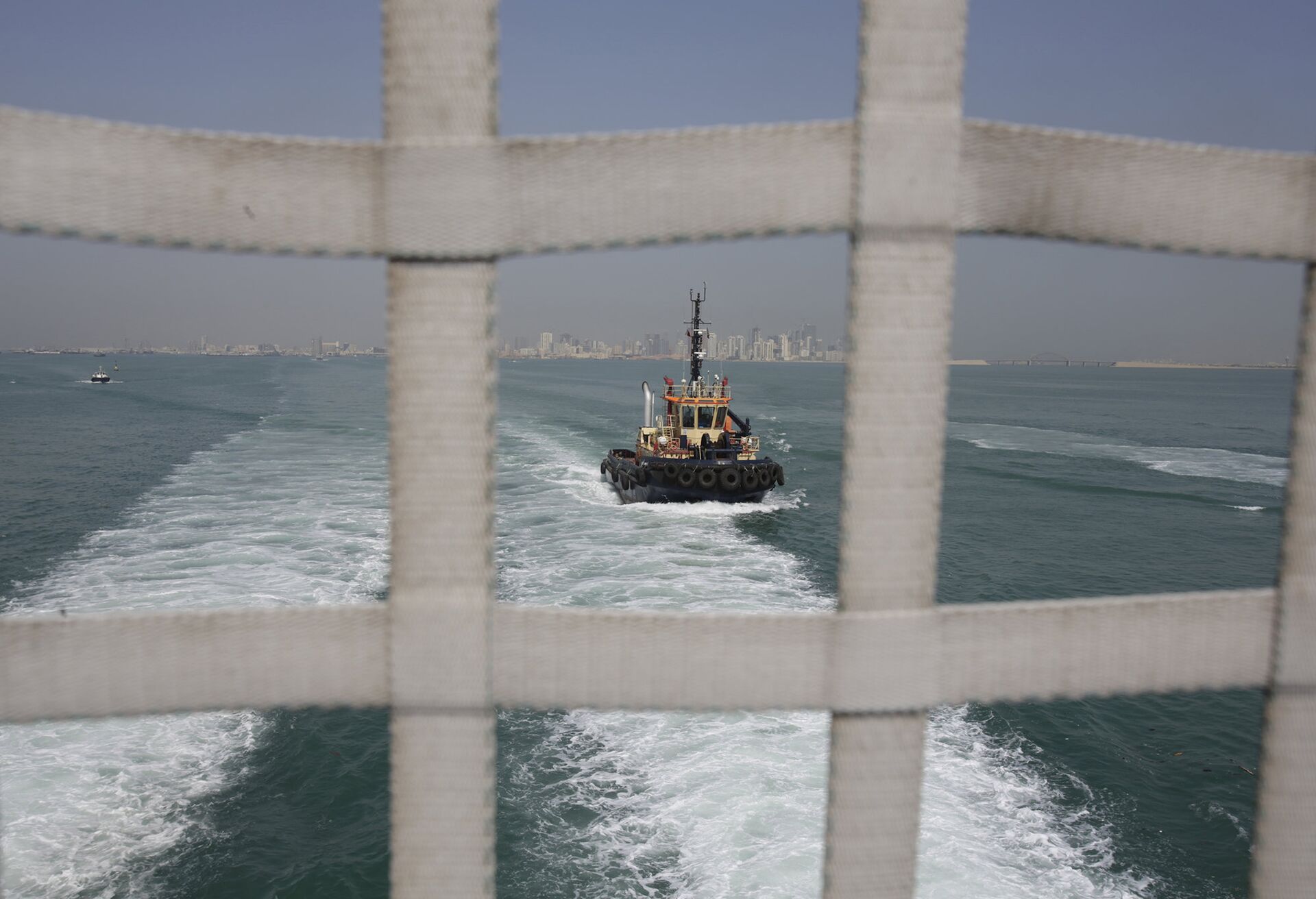 Патрульный катер, сфотографированный с борта транспортного корабля USNS Choctaw County армии США в Персидском заливе - ИноСМИ, 1920, 23.03.2026