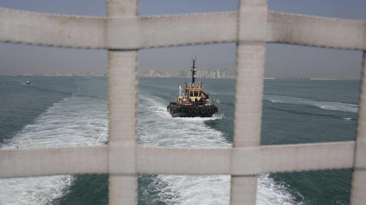 Патрульный катер, сфотографированный с борта транспортного корабля USNS Choctaw County армии США в Персидском заливе