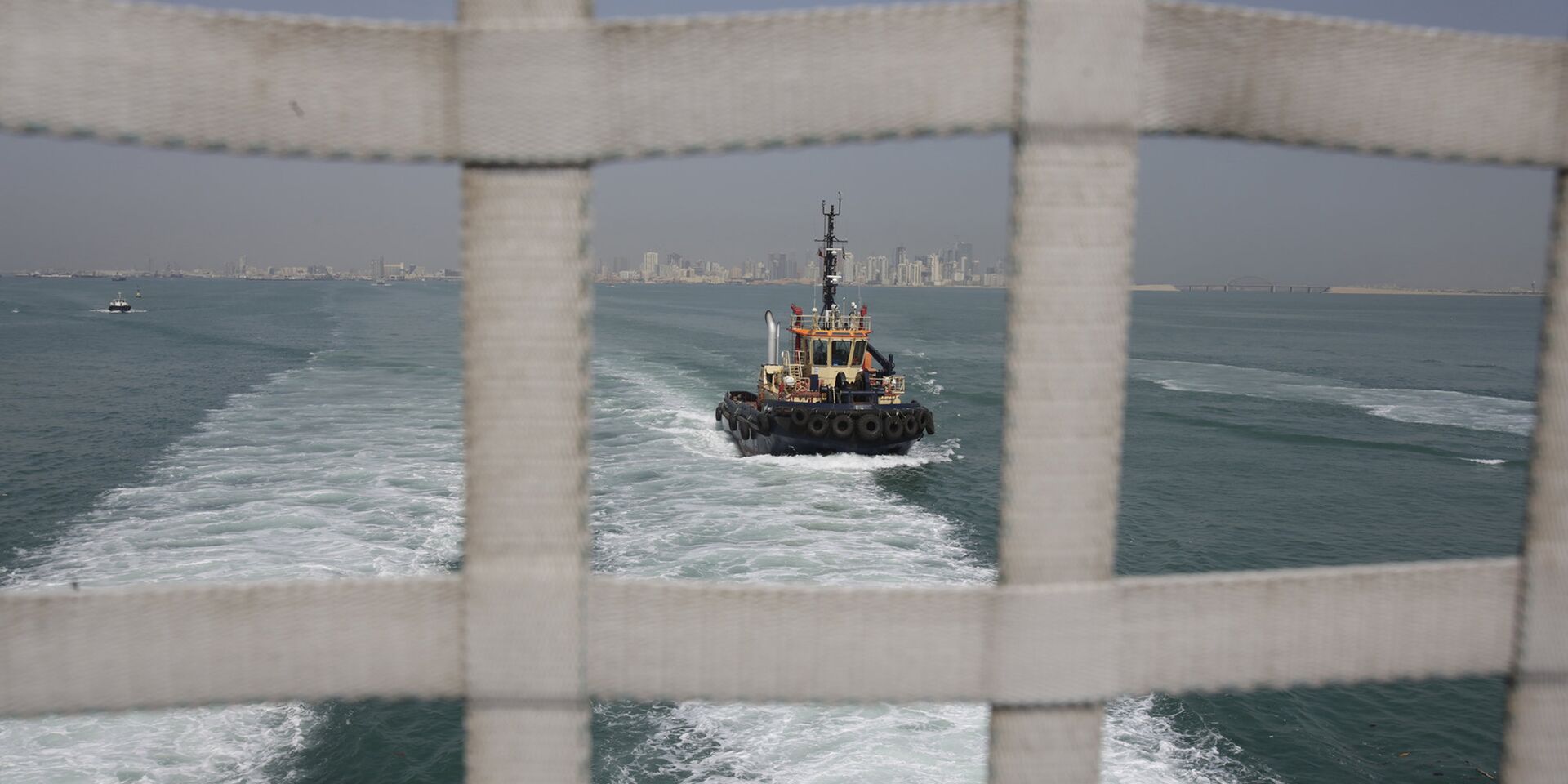 Патрульный катер, сфотографированный с борта транспортного корабля USNS Choctaw County армии США в Персидском заливе - ИноСМИ, 1920, 20.04.2026