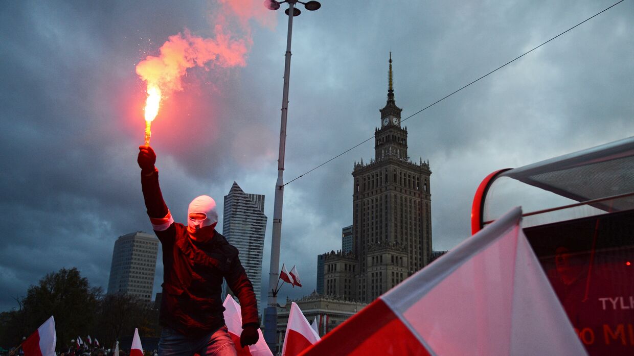 Участник марша по случаю Дня независимости Польши в Варшаве