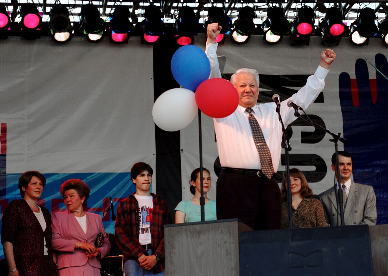 Б.Ельцин на митинге-концерте во время предвыборной поездки в Екатеринбург