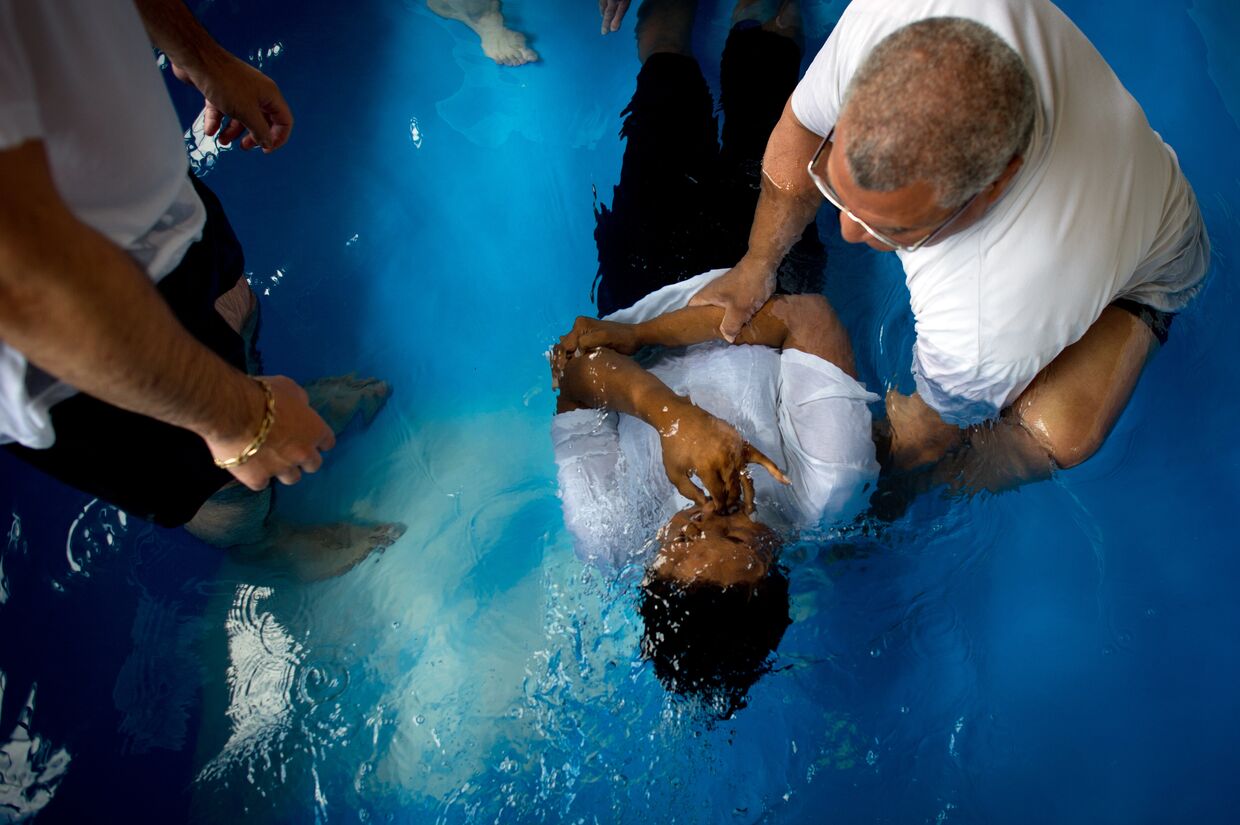 Обряд крещения Свидетелей Иеговы