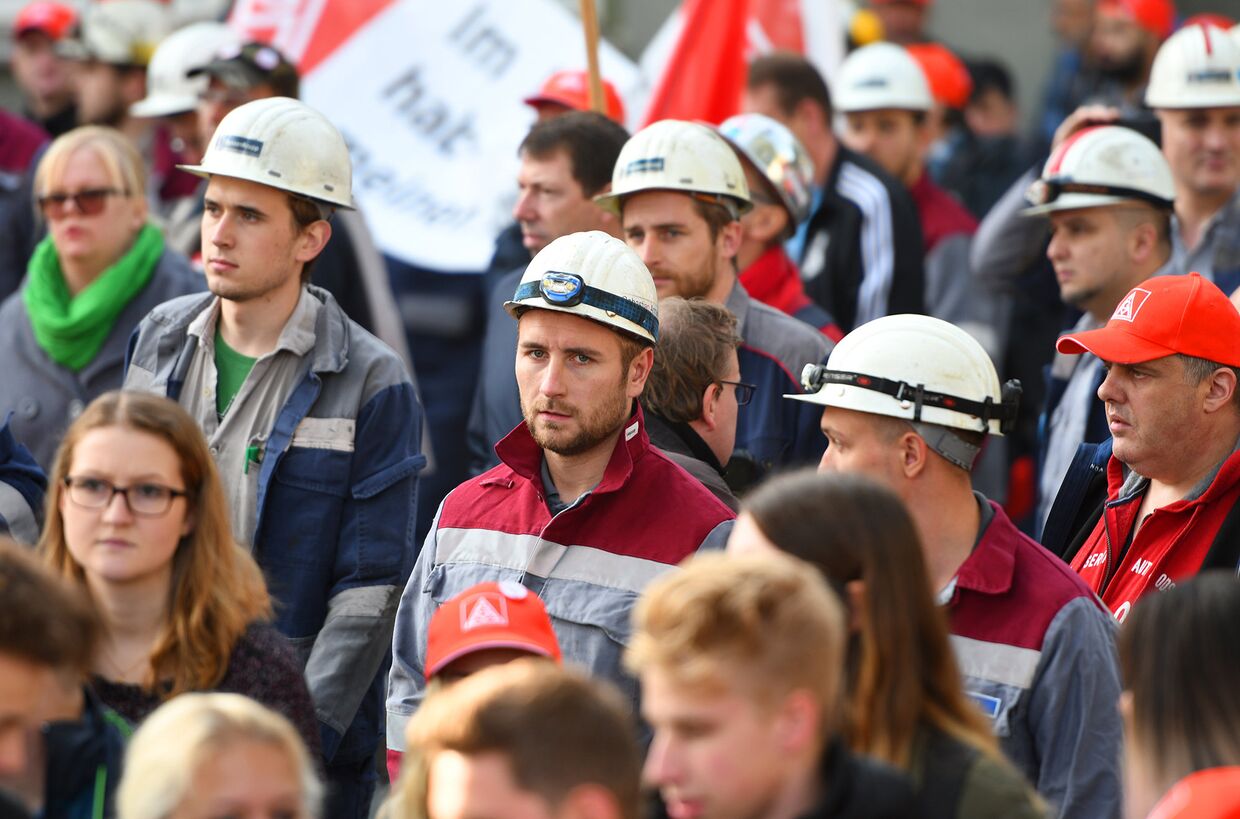 Работники сталелитейной промышленности во время акции протеста в Бохуме, Германия