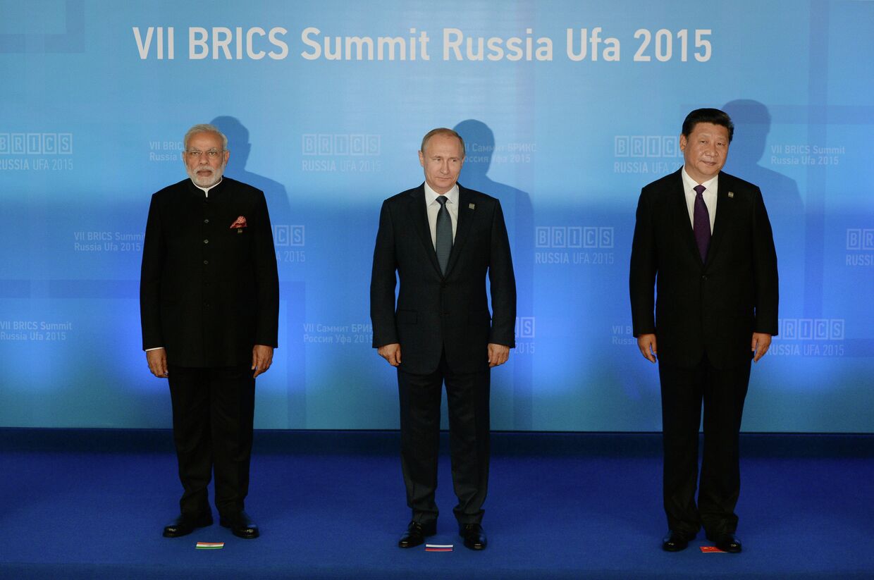 Президент Российской Федерации Владимир Путин на совместном фотографировании лидеров БРИКС