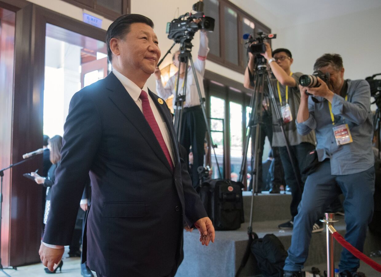 Председатель Китайской Народной Республики (КНР) Си Цзиньпин перед встречей лидеров экономик форума АТЭС с членами Делового консультативного совета саммита лидеров стран Азиатско-Тихоокеанского экономического сотрудничества (АТЭС) во Вьетнаме