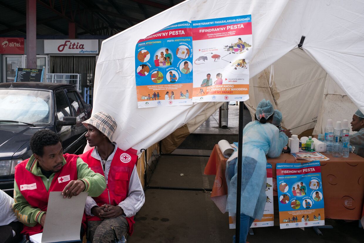 Доктора и медсестры минздрава Мадагаскара и Мадагаскарского красного креста в проверочном медицинском пункте по профилактике чумы, расположенном в одном из транспортных узлов Антананариву. 5 сентября 2017