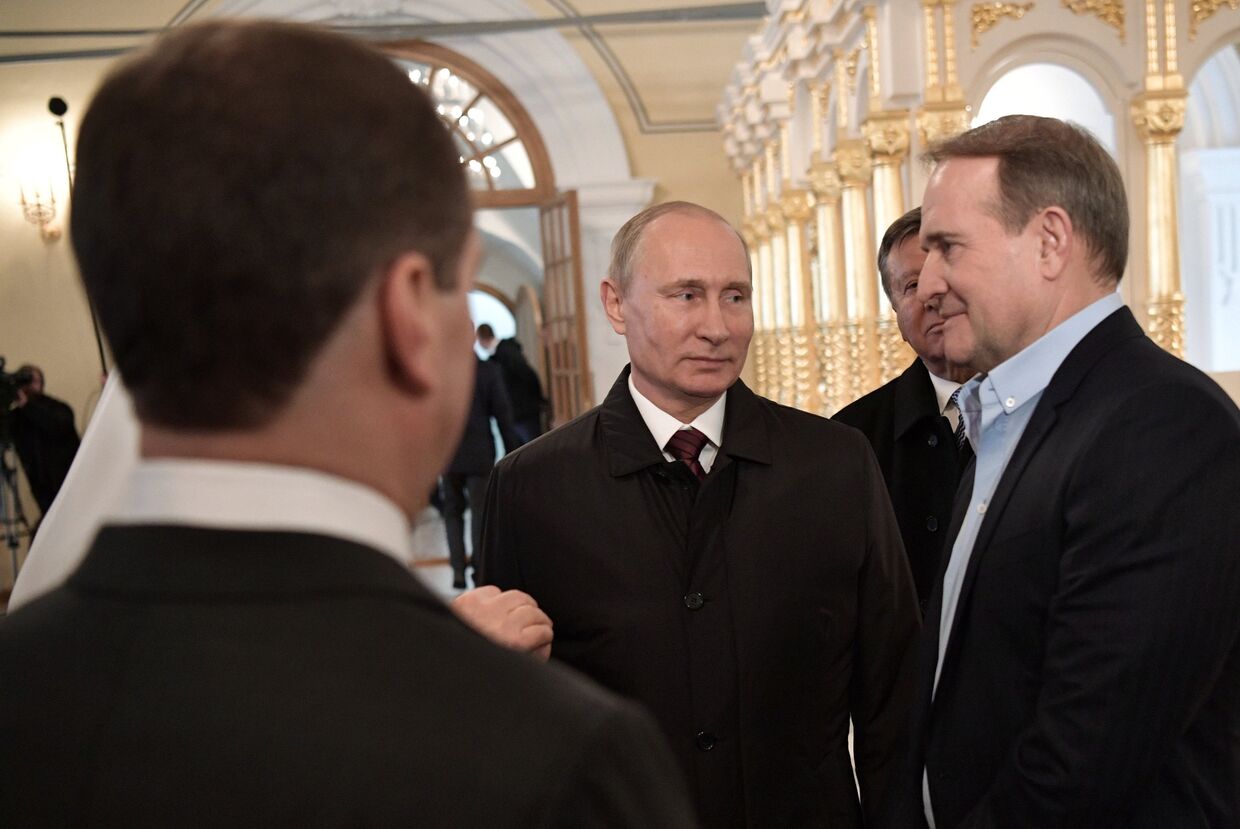 Президент РФ Владимир Путин и представитель Украины в подгруппе по гуманитарным вопросам Контактной группы по Украине Виктор Медведчук