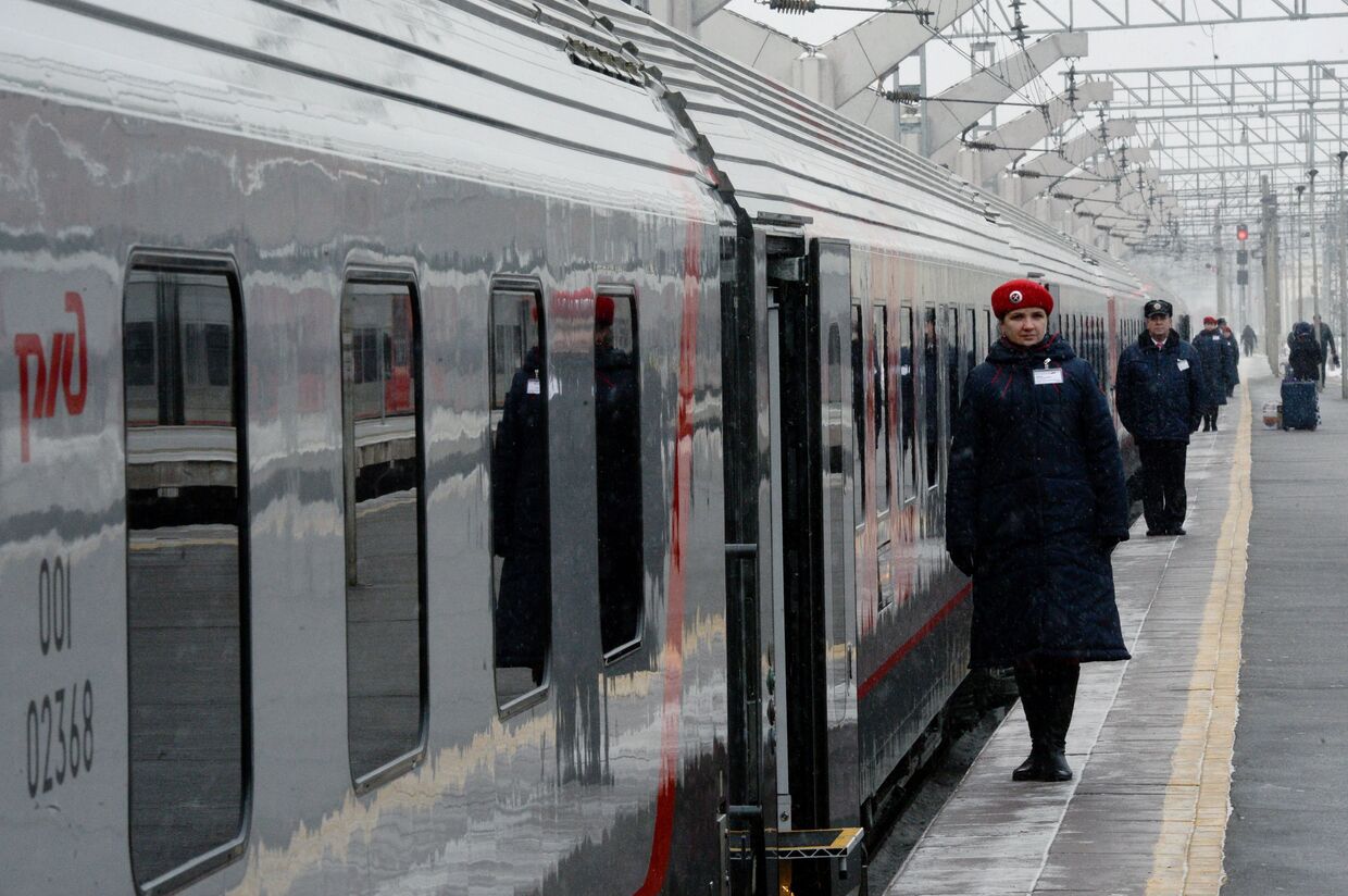 Проводники у фирменного поезда «Лев Толстой», курсирующего по маршруту Москва — Хельсинки