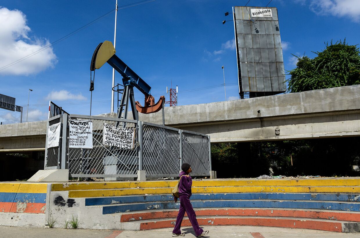 Нефтяной насос у Центрального университета Венесуэлы в Каракасе